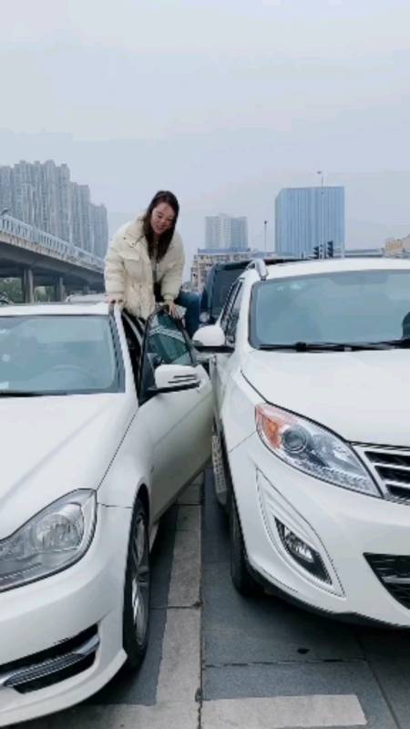 这么窄的位置也被我这个老司机停进来了,但是下车就到得拼下身材的