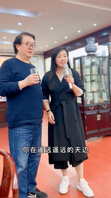 一起来听歌罗姣一首原唱歌曲给心安个家旁边的是罗姣的师父张美林教授