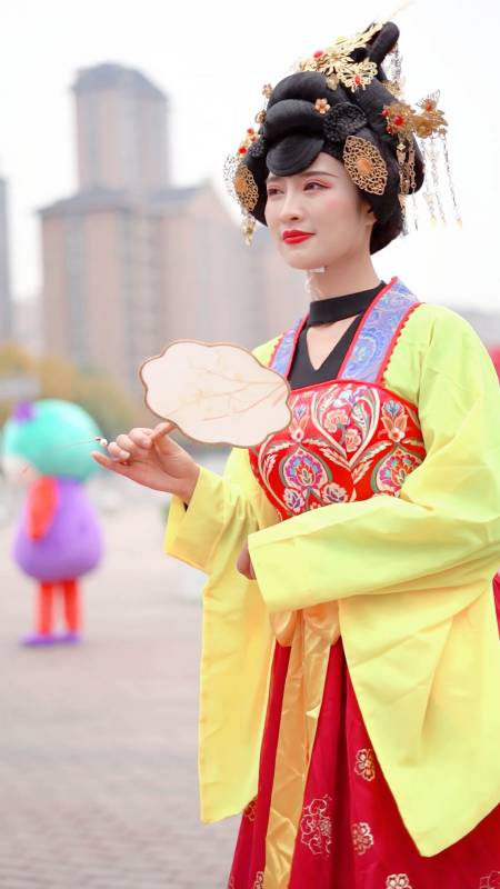 不倒翁小姐姐摇出汗了歇一会再摇