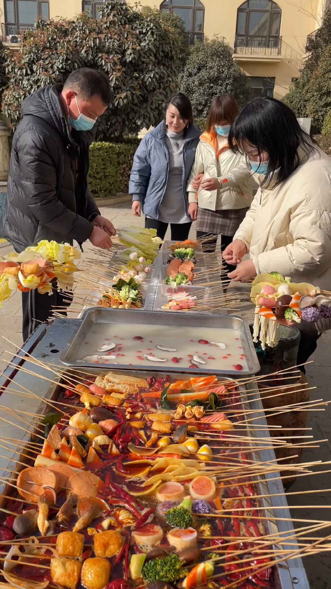 80后的我进过工厂,做过销售现在摆摊做串串香,虽然每天忙碌着,心里