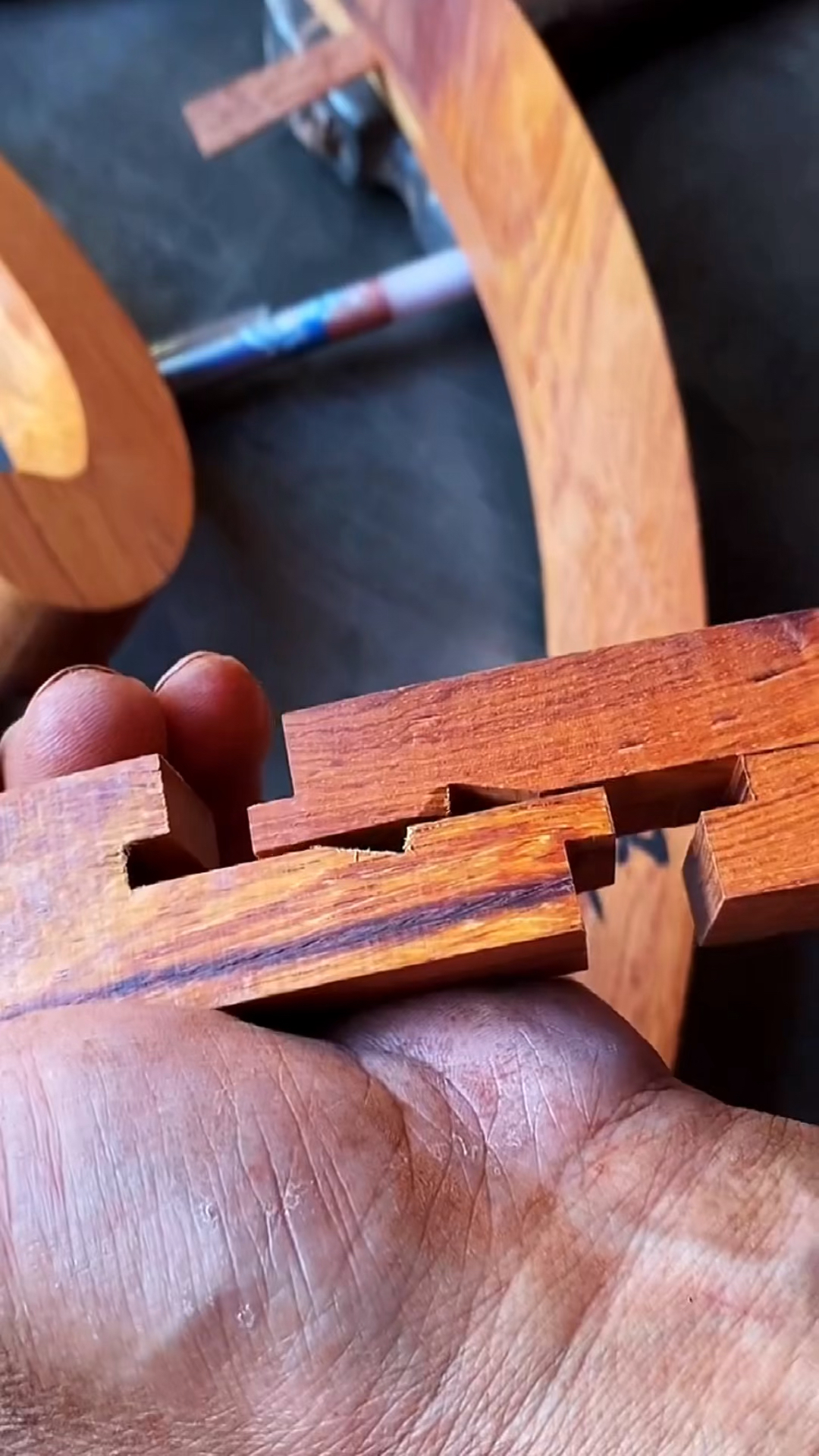 传统榫卯结构之楔钉榫,让两块毫不相干的木材无缝衔接!