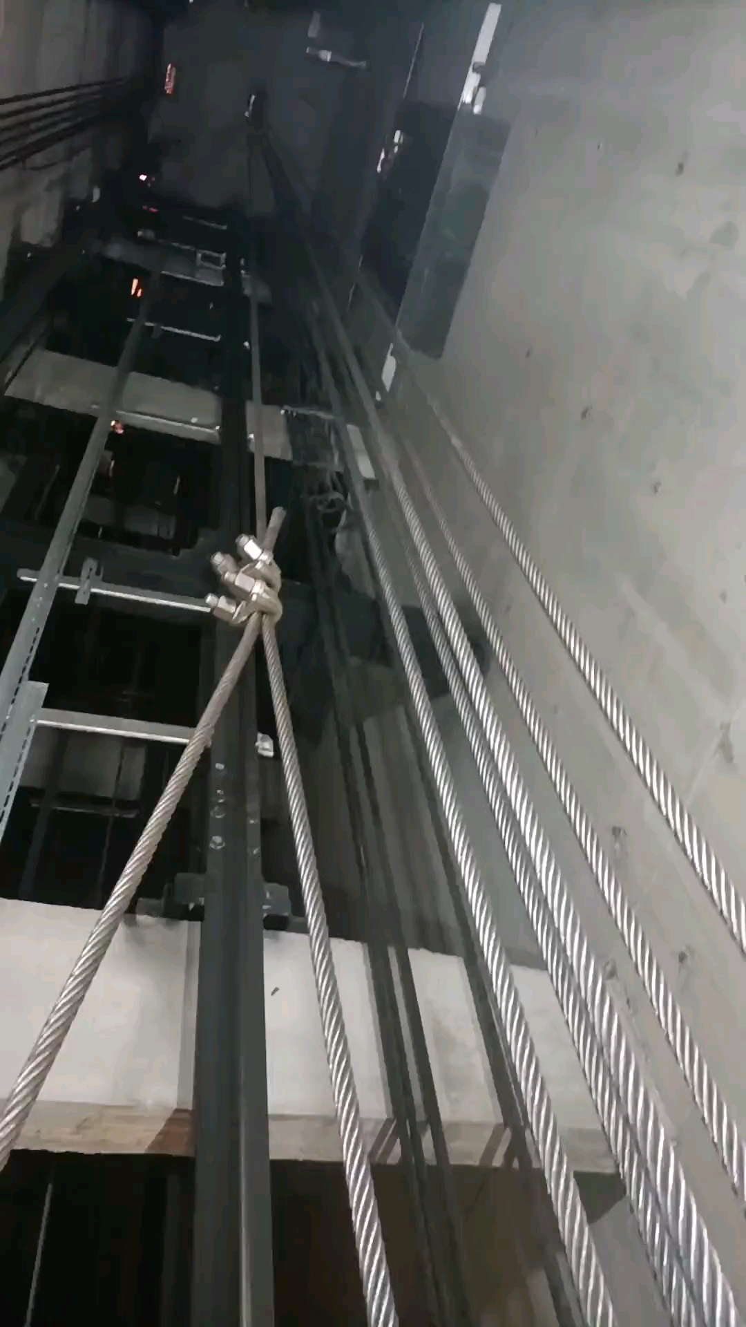 70层电梯换18里钢丝绳,只有一层和70层有门,只允许在底坑小门进去再爬