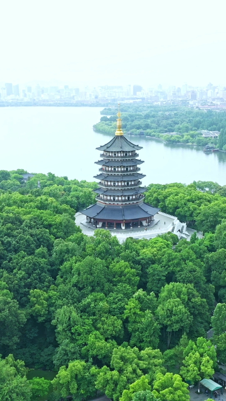 如今雷峰塔也高级了,都是电梯上去了,不知法海做何感想