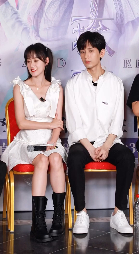 成毅,袁冰妍在对街头暗号吗