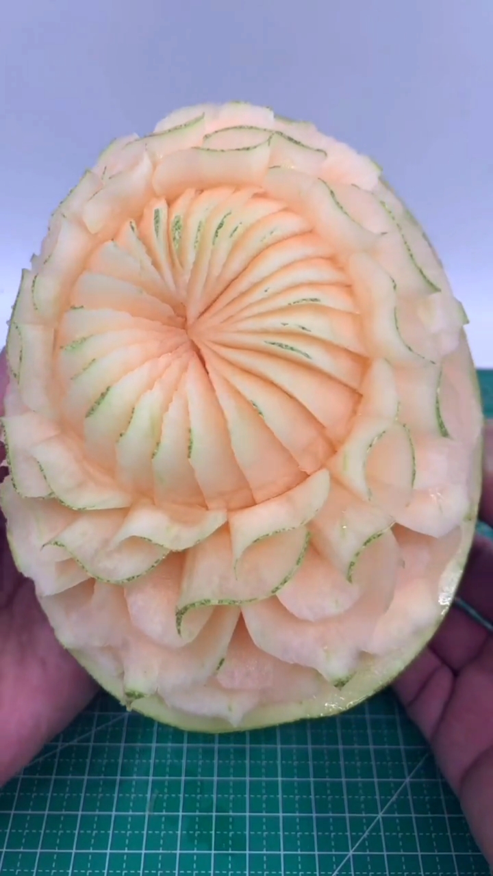 哈密瓜还可以这样子雕刻.太棒了.分享给你们了.学会了评论哦