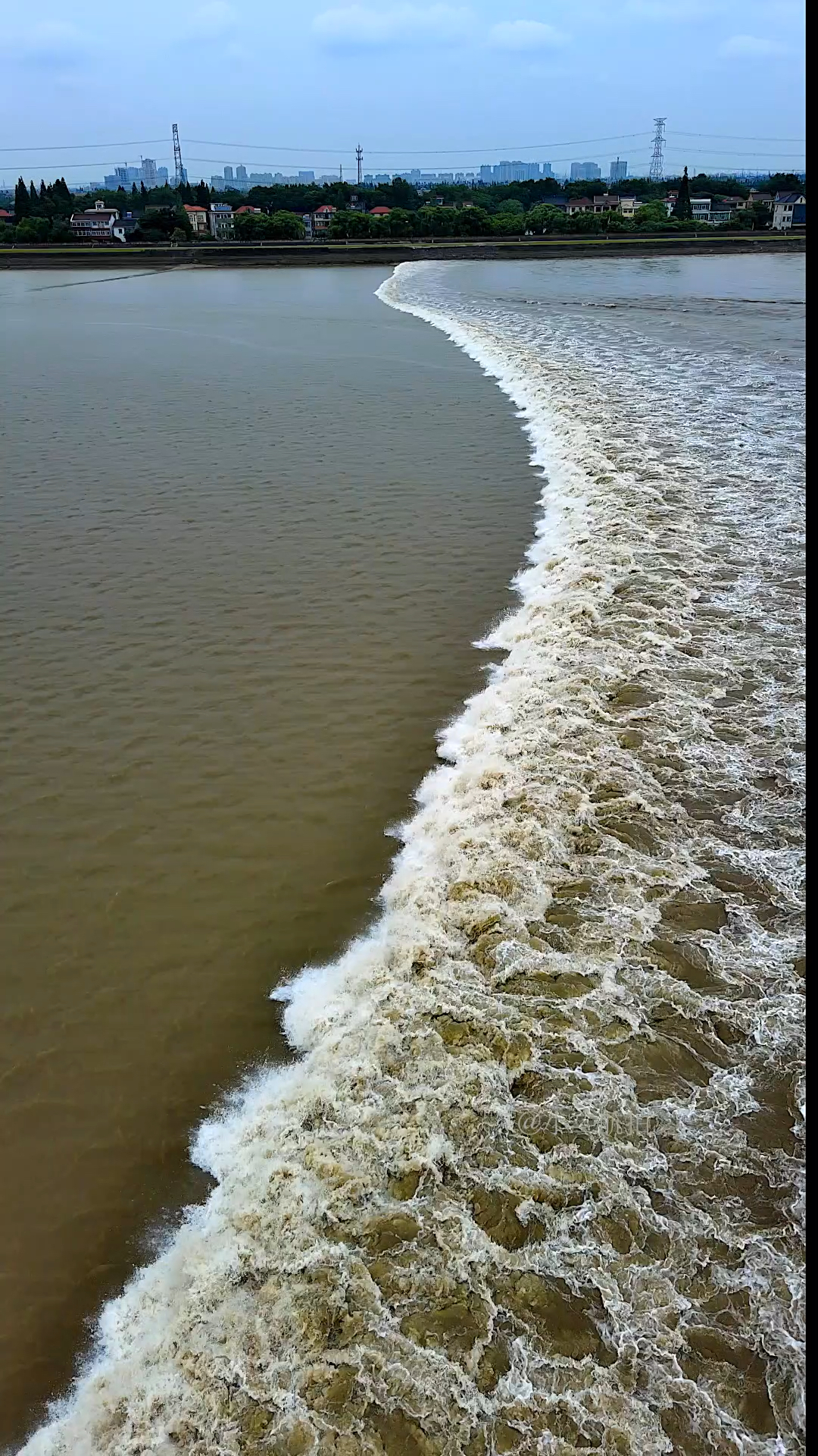 钱塘江大潮太壮观了!