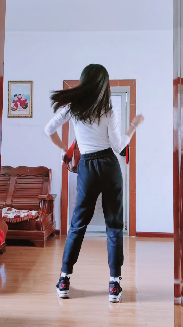 轻松扭腰摆胯#跟着音乐节奏嗨起来!