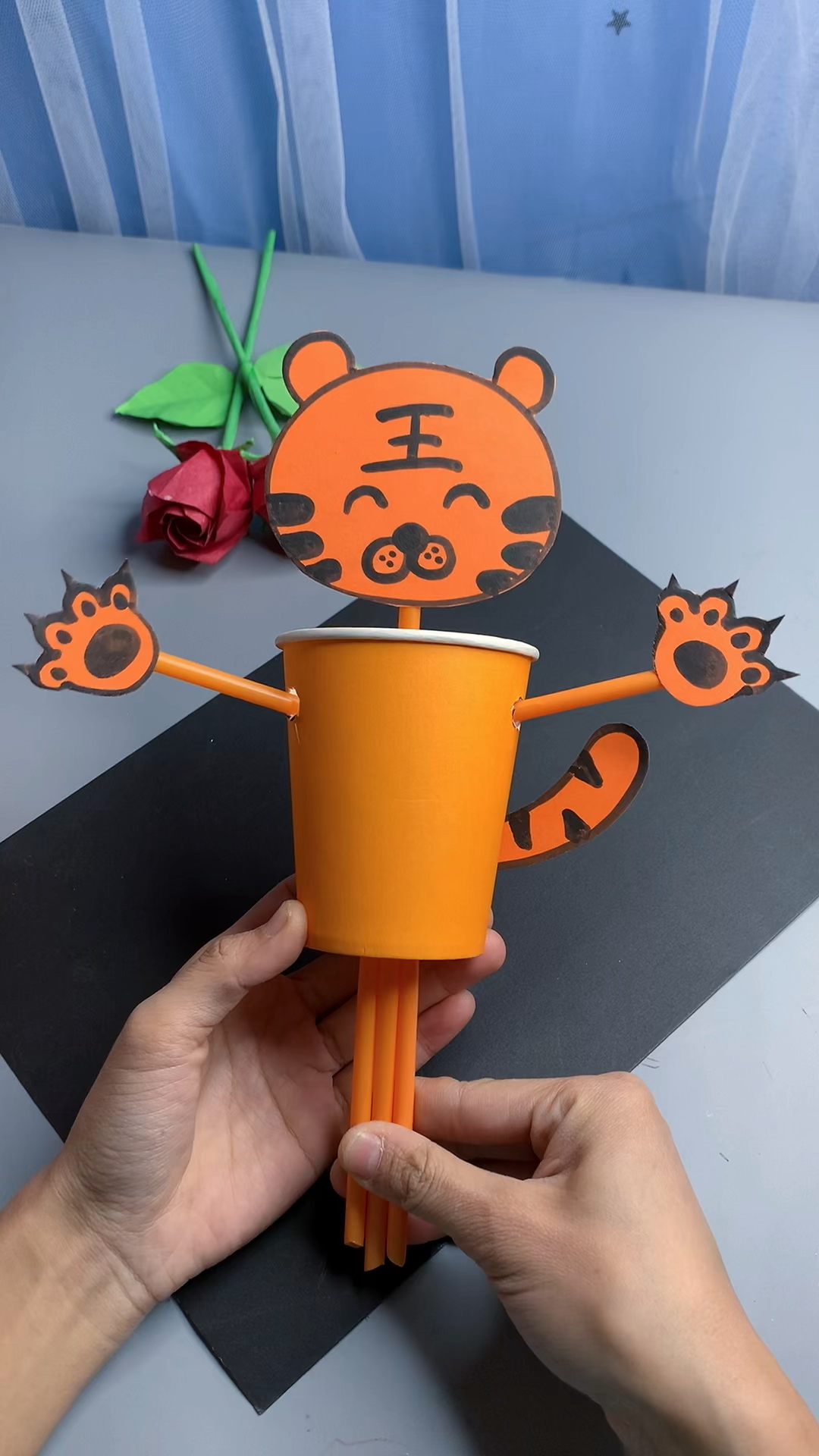 用纸杯和吸管做好玩的小老虎,超级简单,还会动,太可爱了