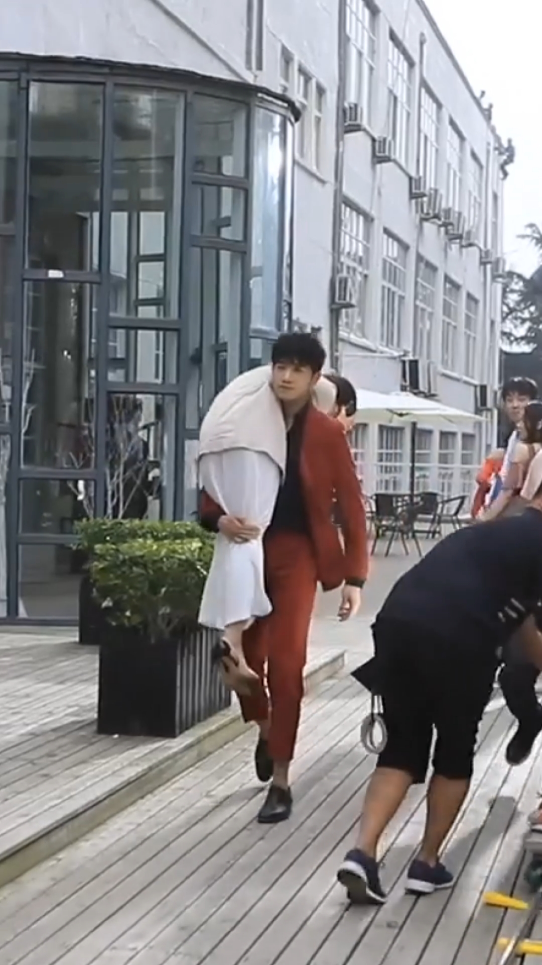 帅哥抱美女这场戏拍完一直捂着肚子也不知道为什么看美女怎么说的