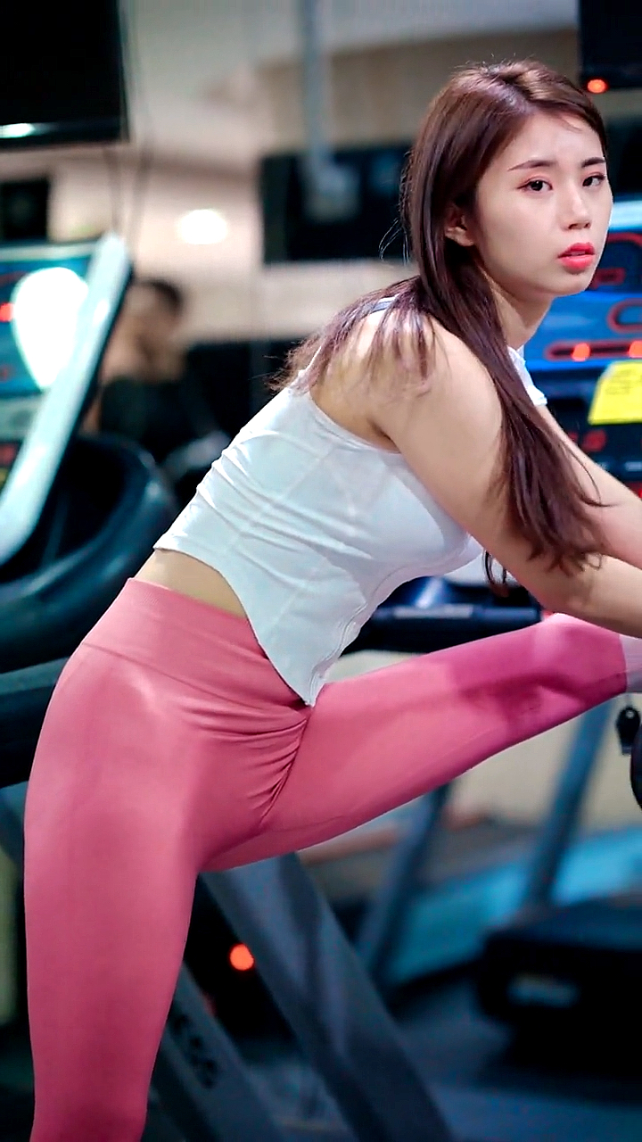 你觉得小姐姐压腿压的够不够标准呢?