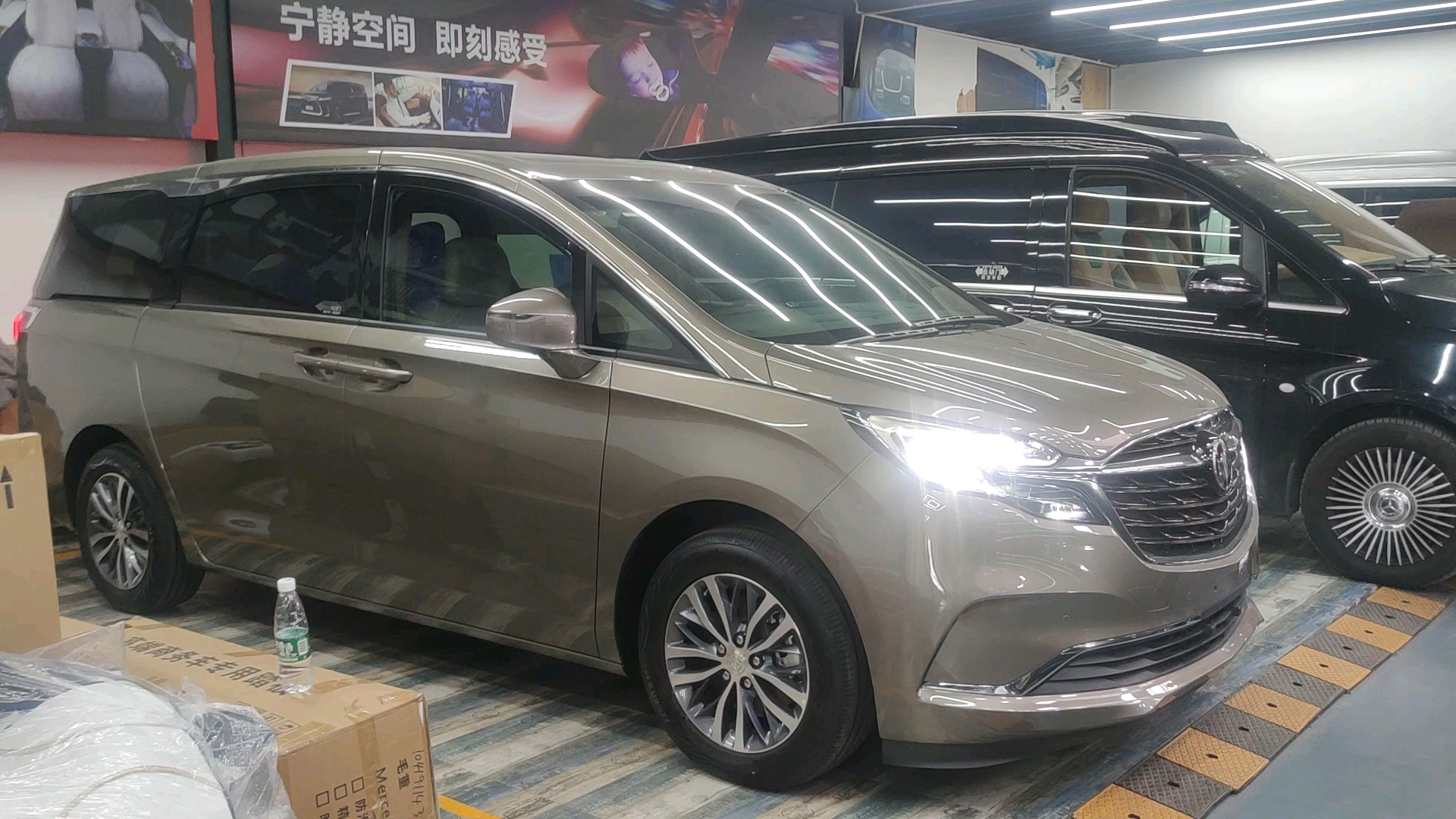 22款别克gl8陆尊3439万指导价基础上改装的金色外观包围特殊车报告2