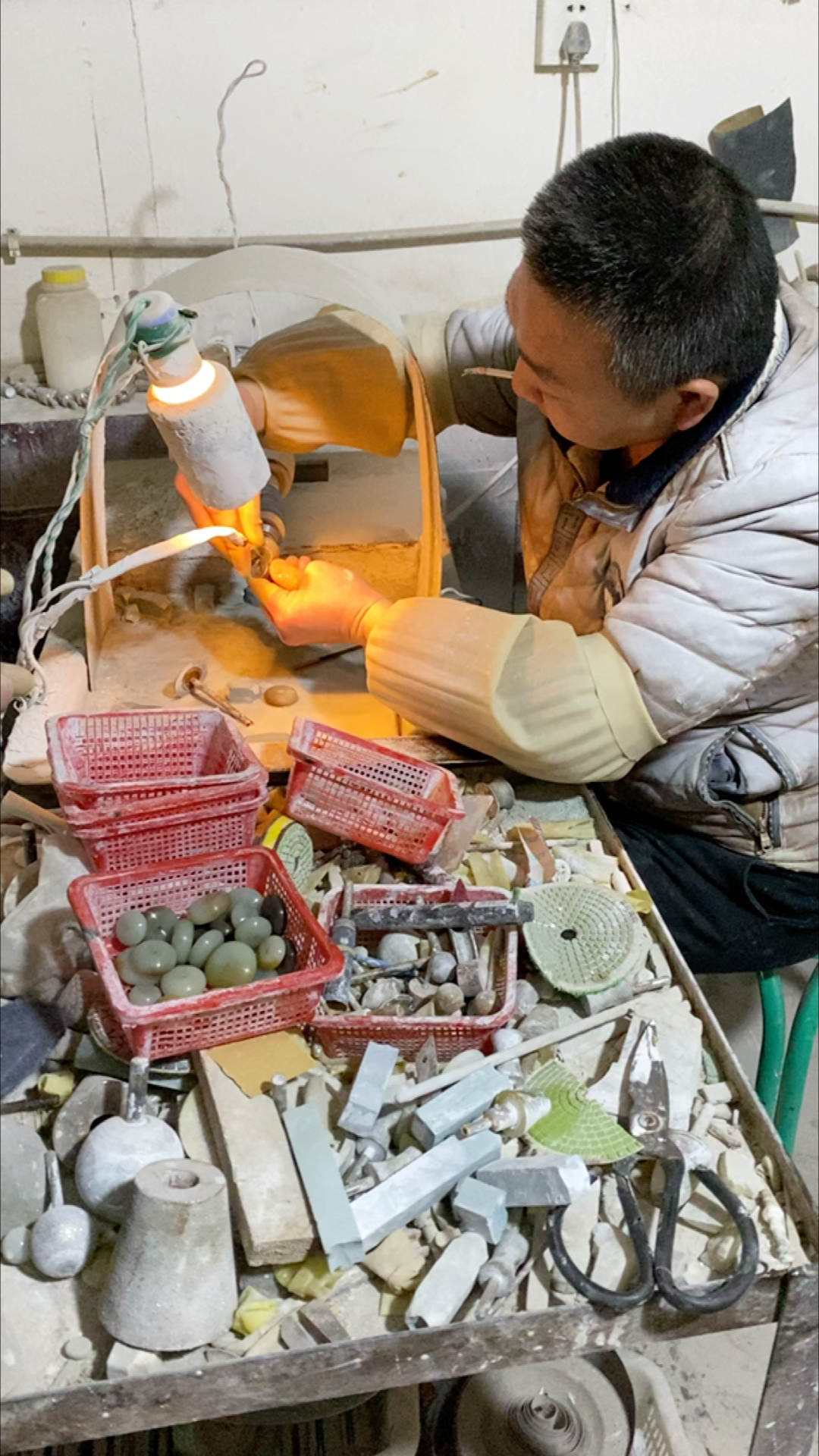 实拍和田玉加工厂平安扣生产过程