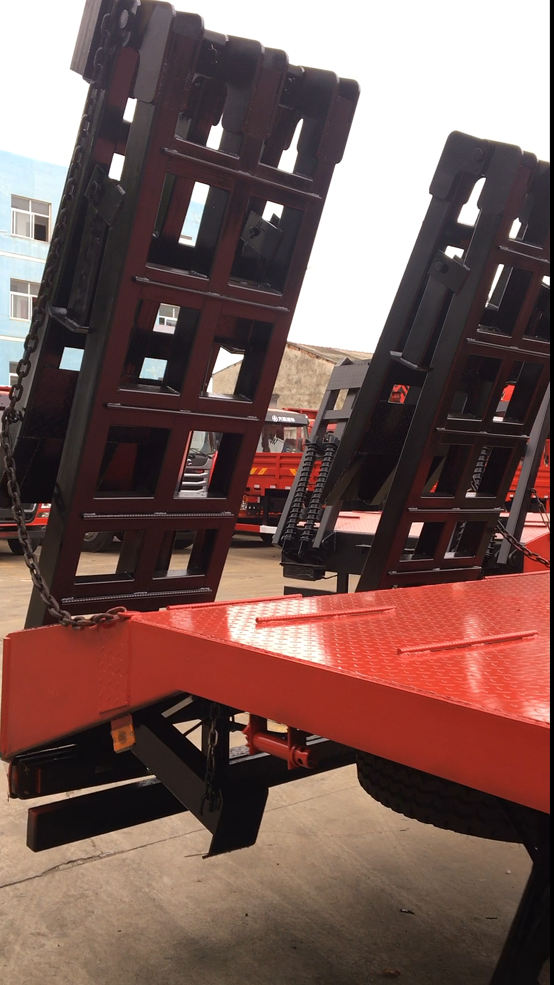 挖机#挖机拖车上选装的液压折叠爬梯!