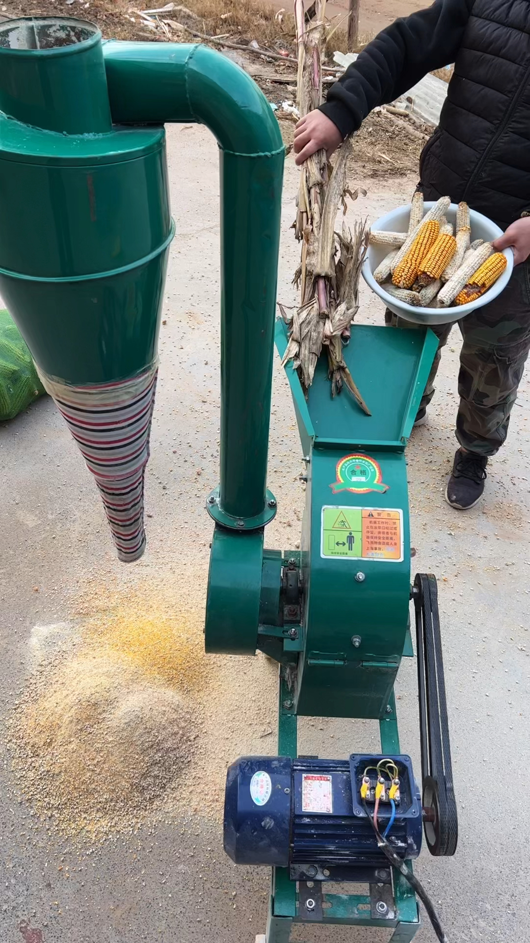 今天介绍新款350型万能粉碎机可以粉碎玉米棒玉米粒干作物家用电即可