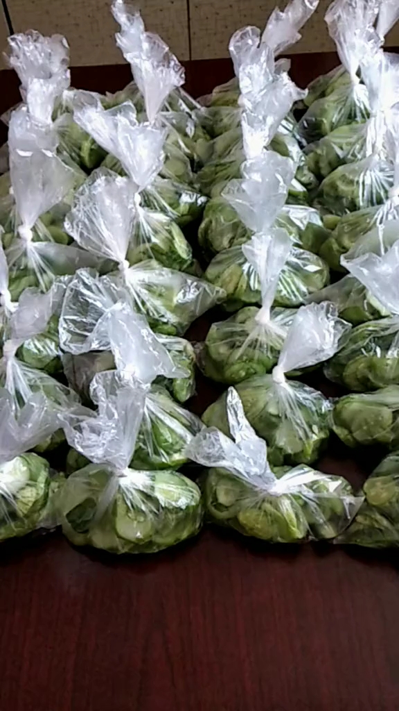 冻黄瓜完工啦盐水洗净,切厚片,一层黄瓜片一层盐,腌制一宿,期间上下