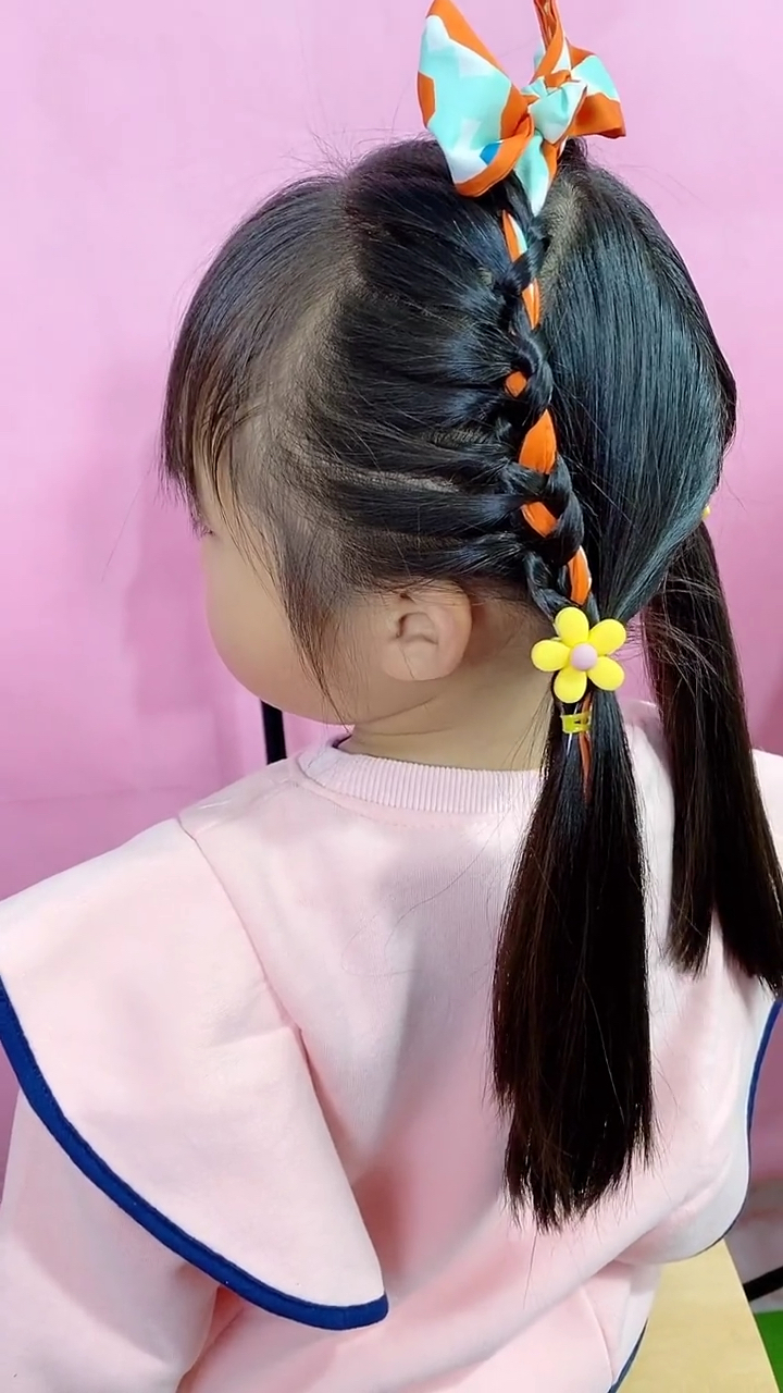 全民最火编发今年春天流行给孩子用丝巾编头发