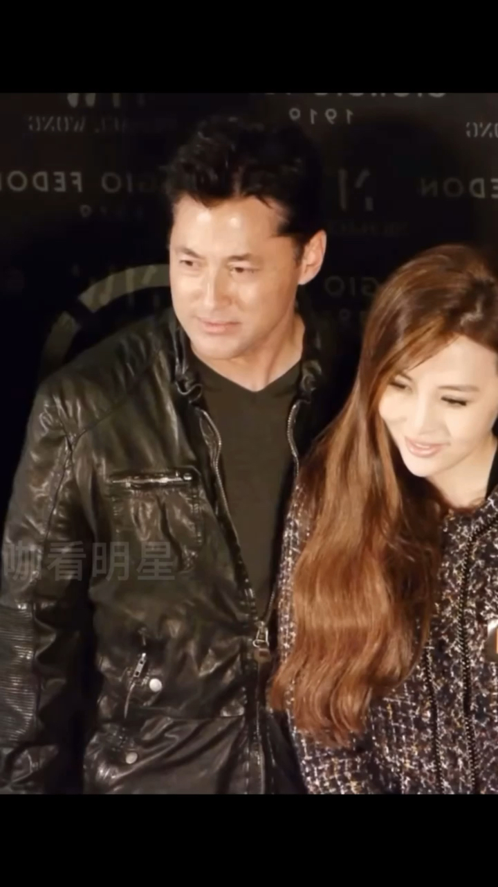 王敏德#最帅影帝王敏德,巅峰时期盖过周润发,如今56岁依旧帅气首沣