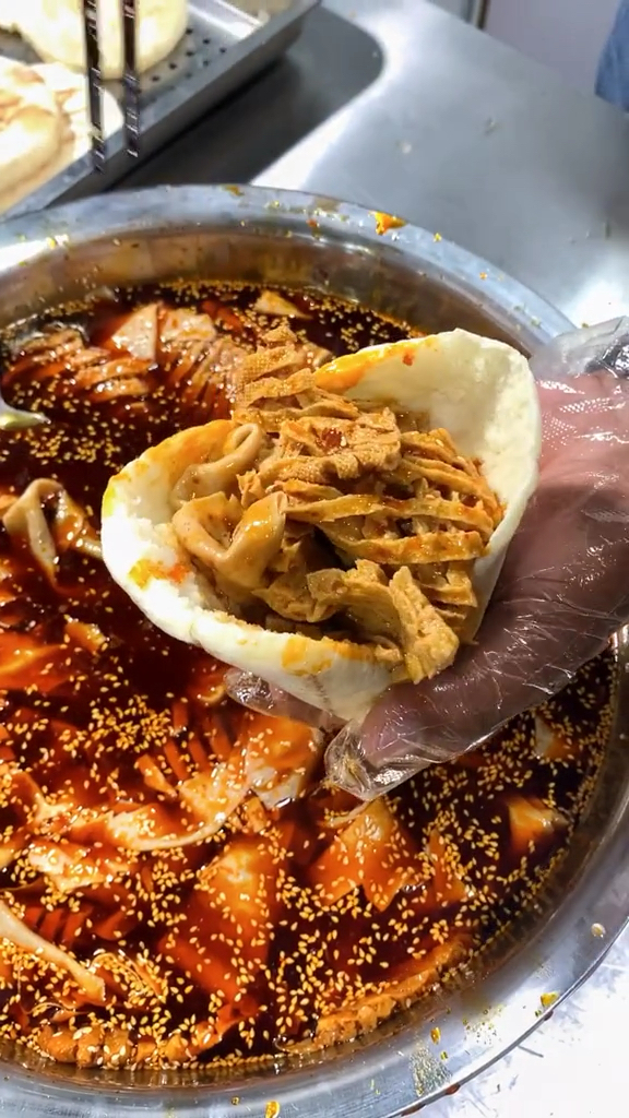 每天3袋面不够用,刚出炉的烧饼夹上鸡汤卤的豆皮豆串,浇上一大勺辣椒