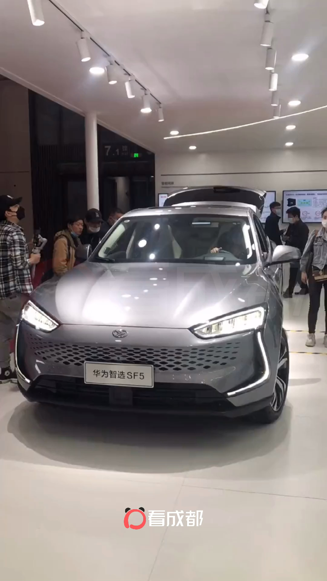 2021上海国际车展华为开始卖车了首款车型实拍曝光你会支持华为吗