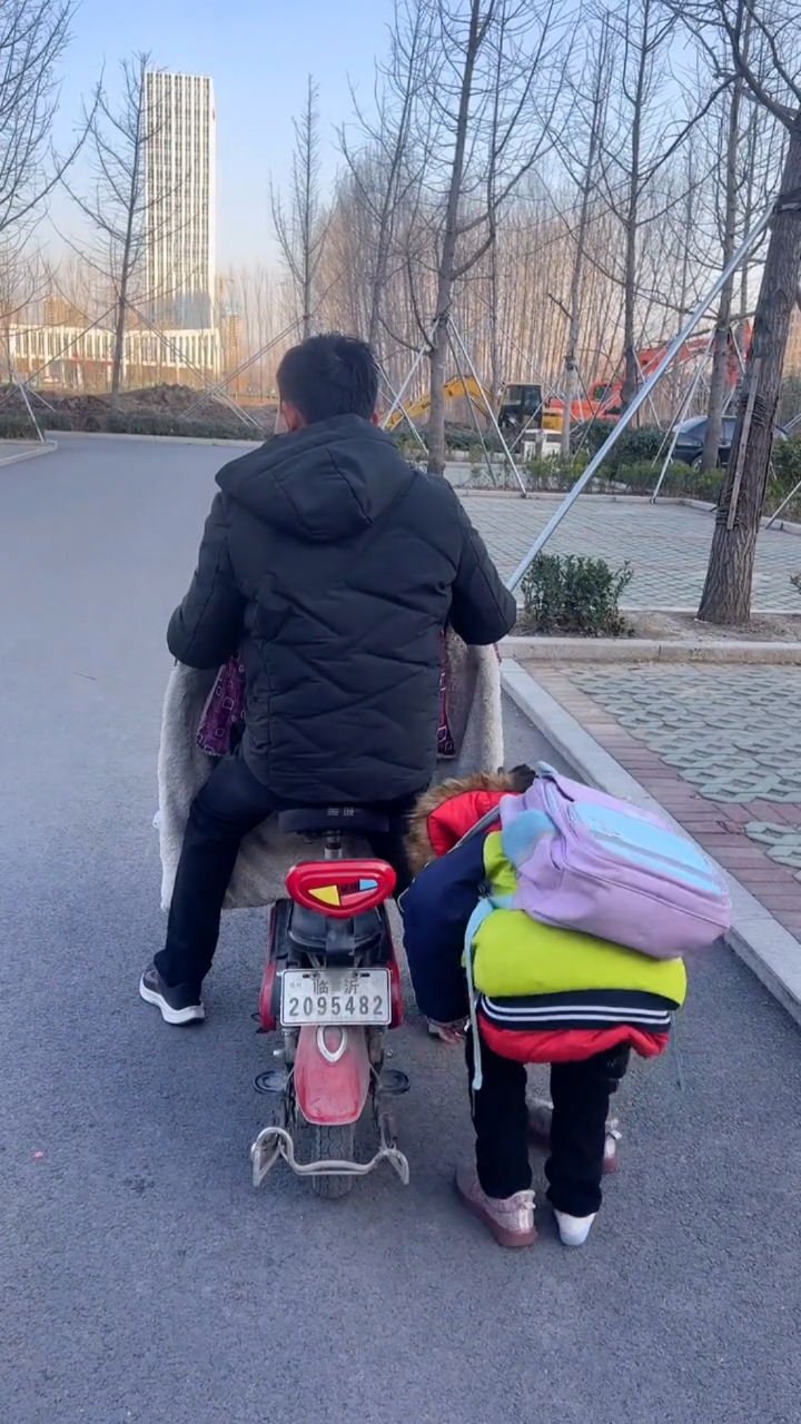 当爸爸接娃放学时,和妈妈的区别