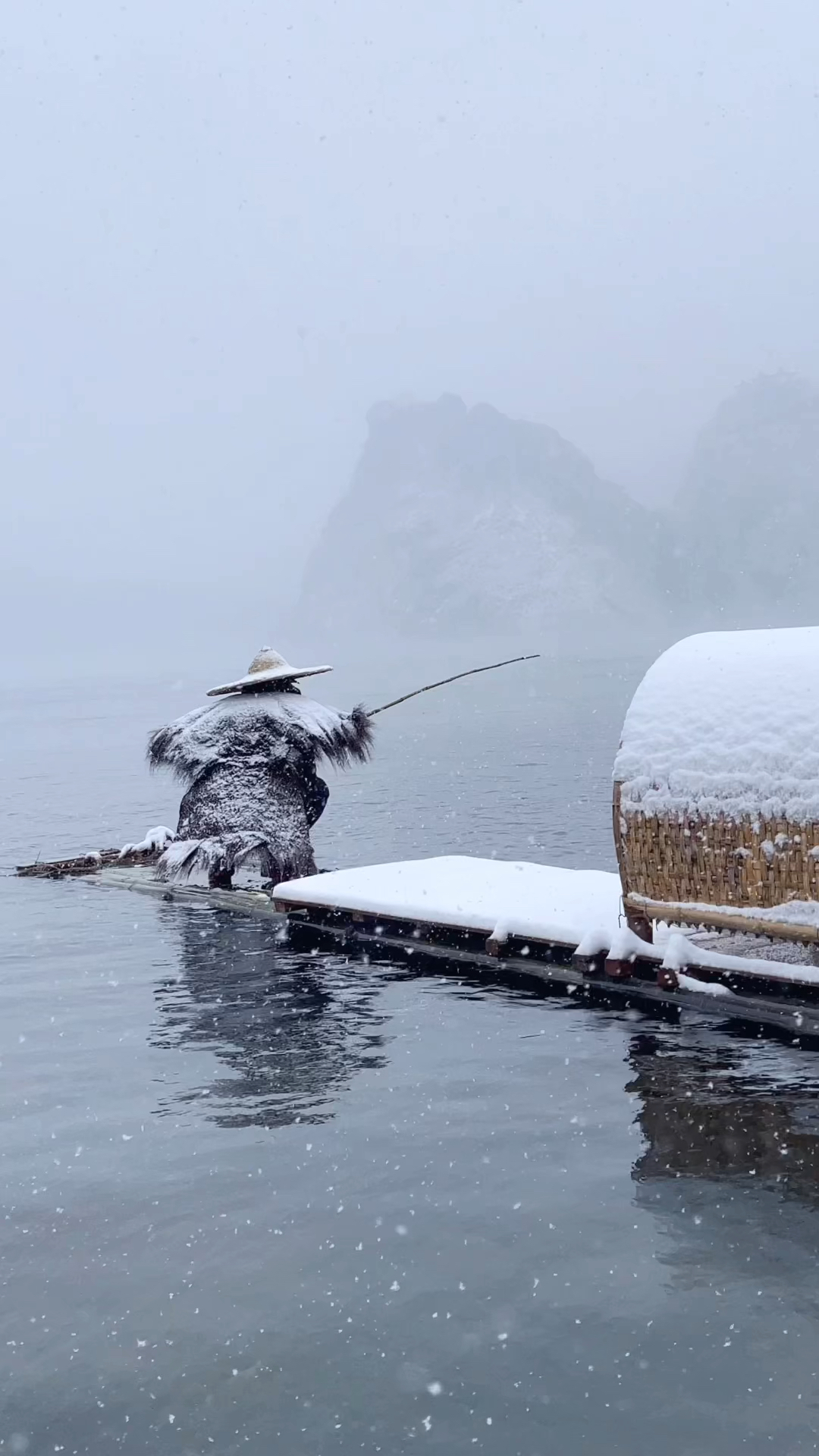 孤舟蓑笠翁,独钓寒江雪!