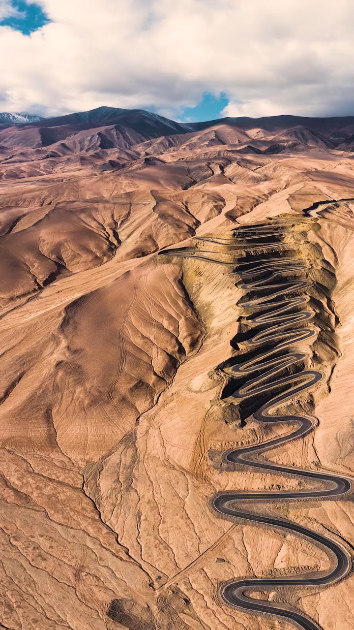 新疆帕米尔高原上的盘龙古道全长70多公里超过600个s弯是一条网红公路