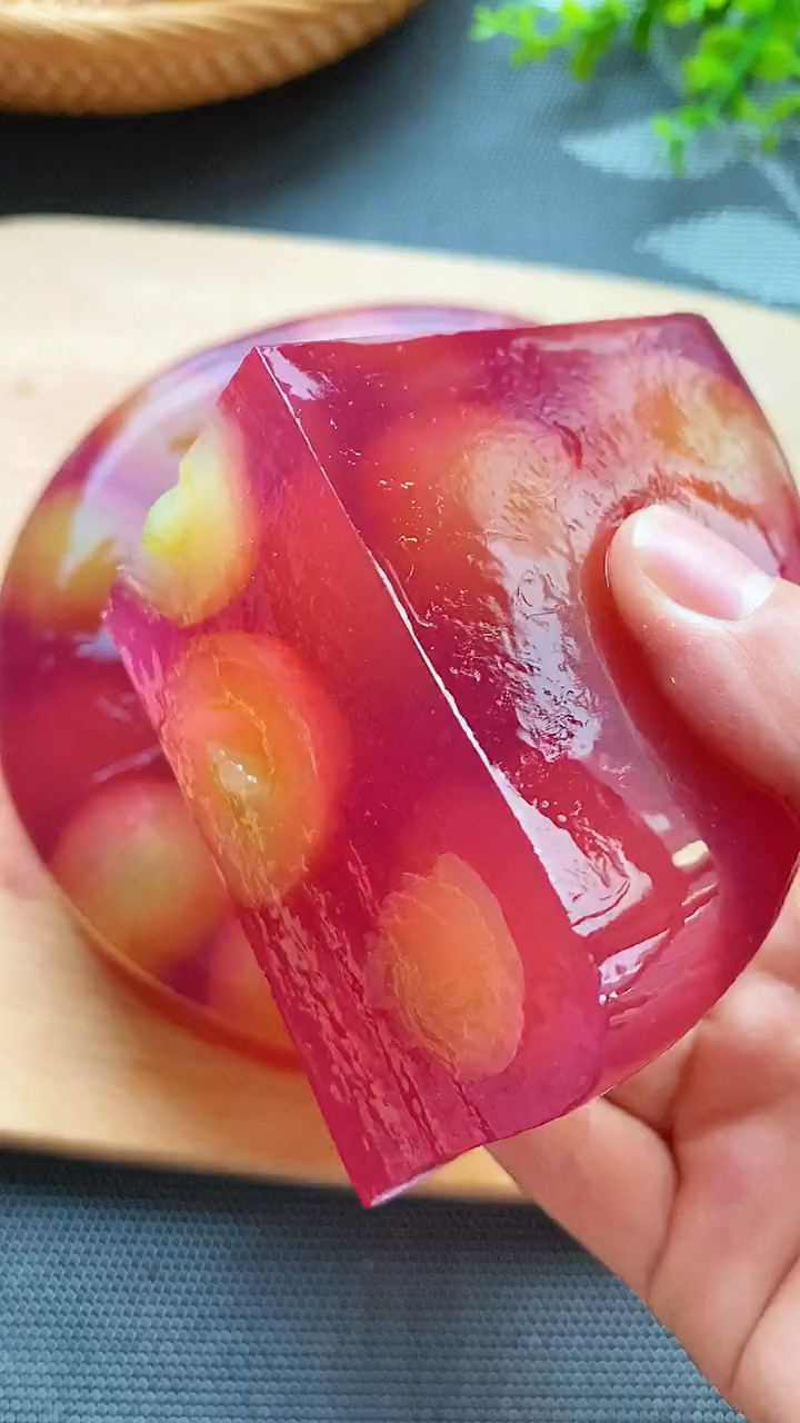 自制美食#用葡萄皮给孩子做个葡萄果冻,清凉爽口,孩子们都抢着吃-度