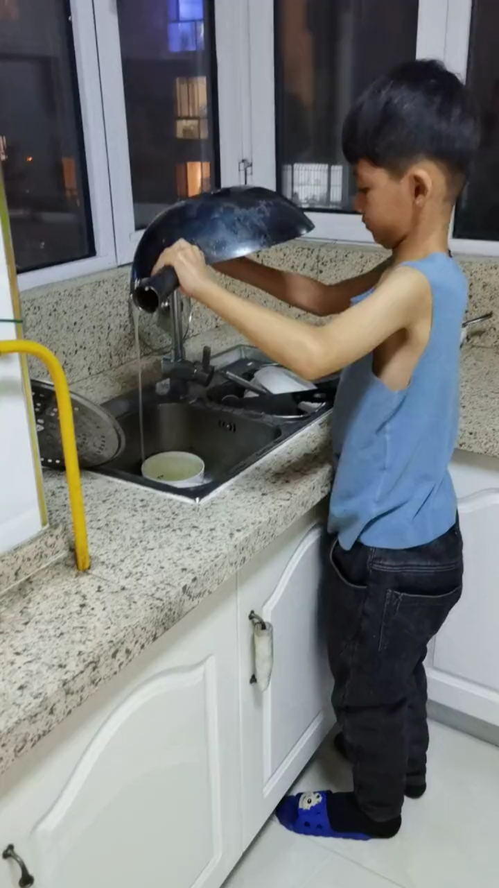 起床最早的是妈妈,干活最累的是爸爸,我们难道要等到爸爸妈妈头发白了