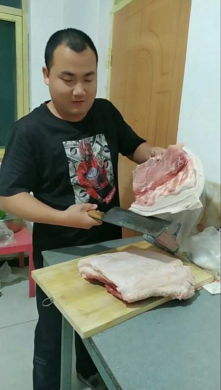 小姨子坐月子想吃红烧肉,老公二话没说买了三十斤亲自下厨做,这姐夫真