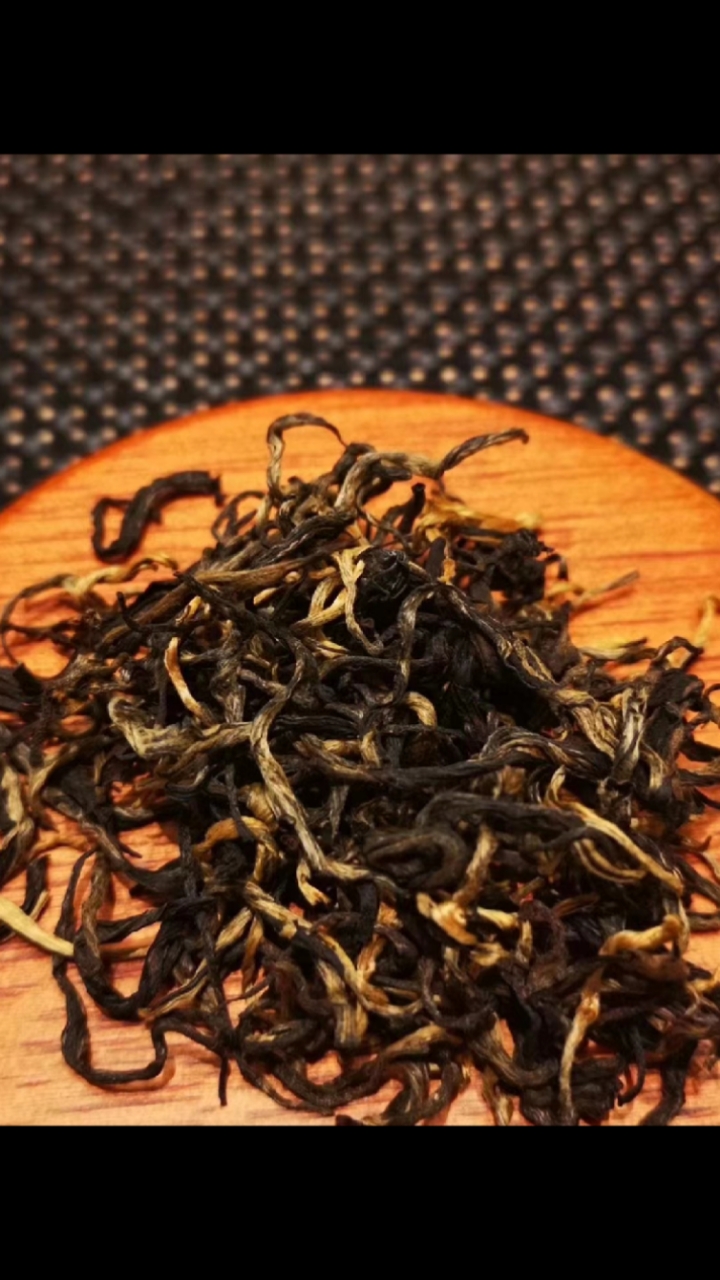 2021年布朗山头春古树红茶香气鲜纯天然,显蜜果香;汤色红橙金黄,艳而