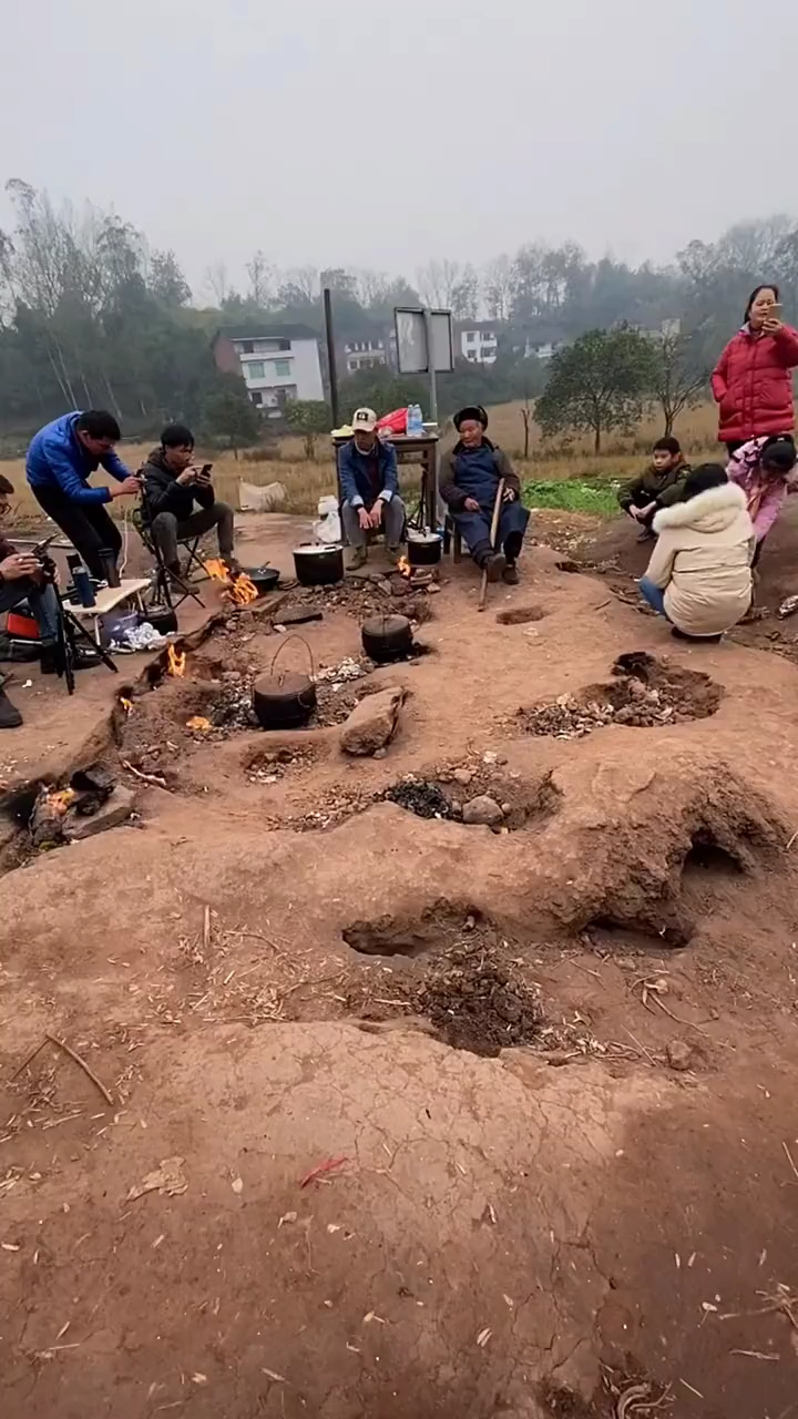 神奇地火村几十年刮风下雨不灭吸引了大批游客