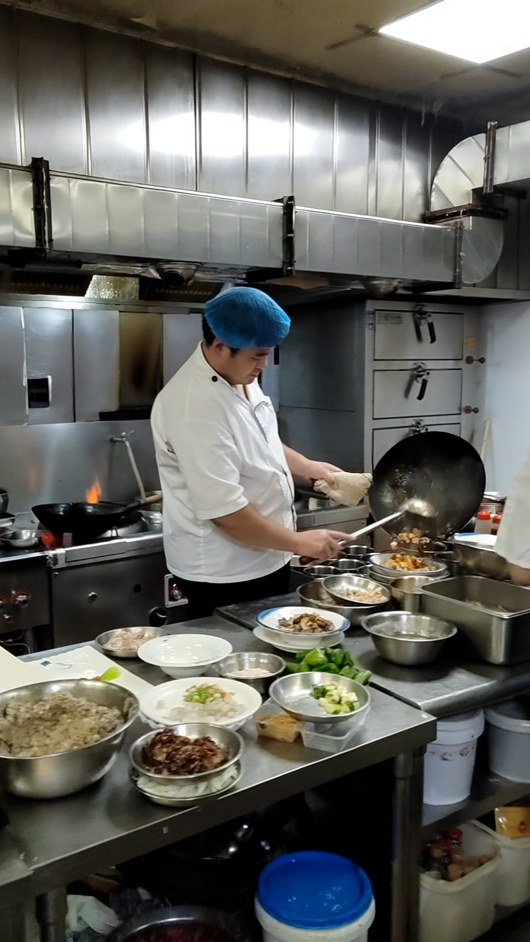 饭店后厨忙碌的时光