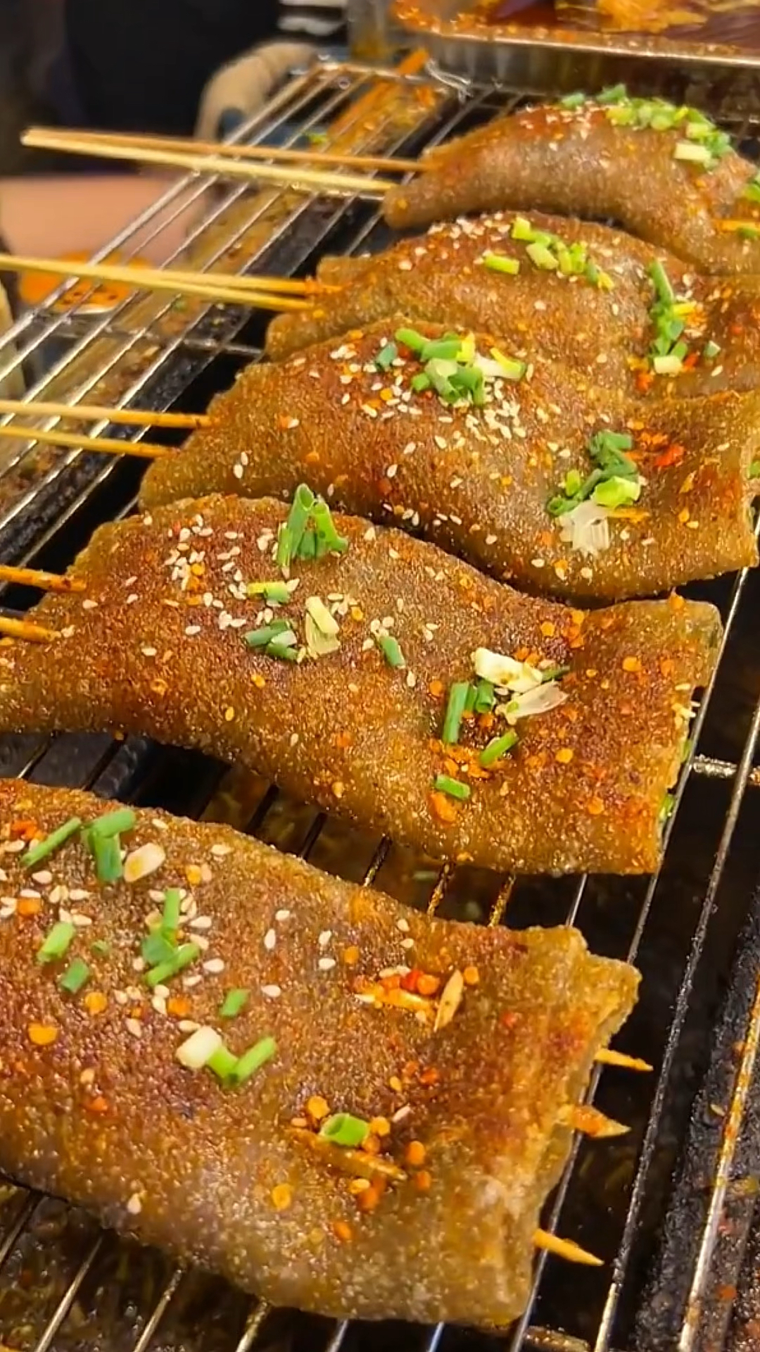 舌尖上的美食#重庆美食,烤苕皮,加点酸萝卜和折耳根