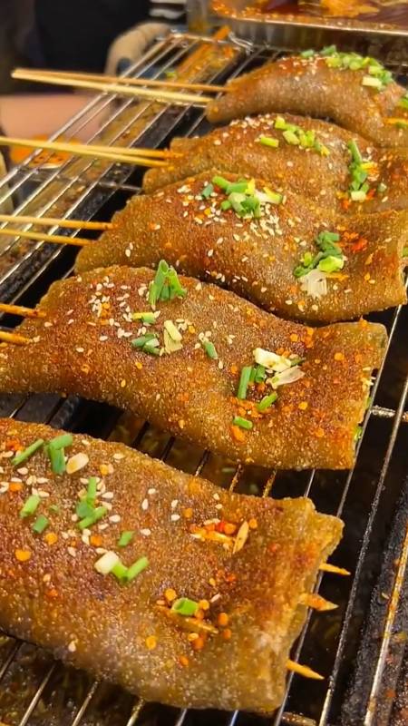 舌尖上的美食#重庆美食,烤苕皮,加点酸萝卜和折耳根