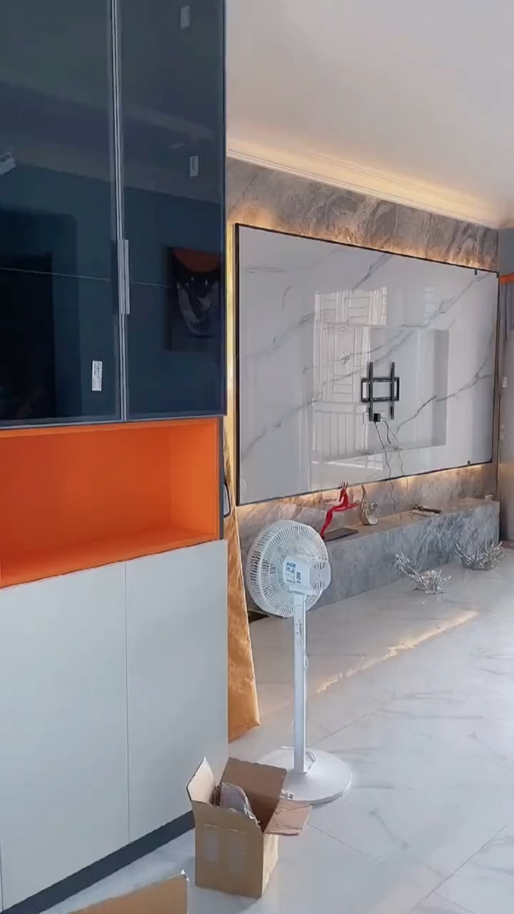 现在最流行的德国灰悬空背景墙里面装灯槽黑金属线标收边.