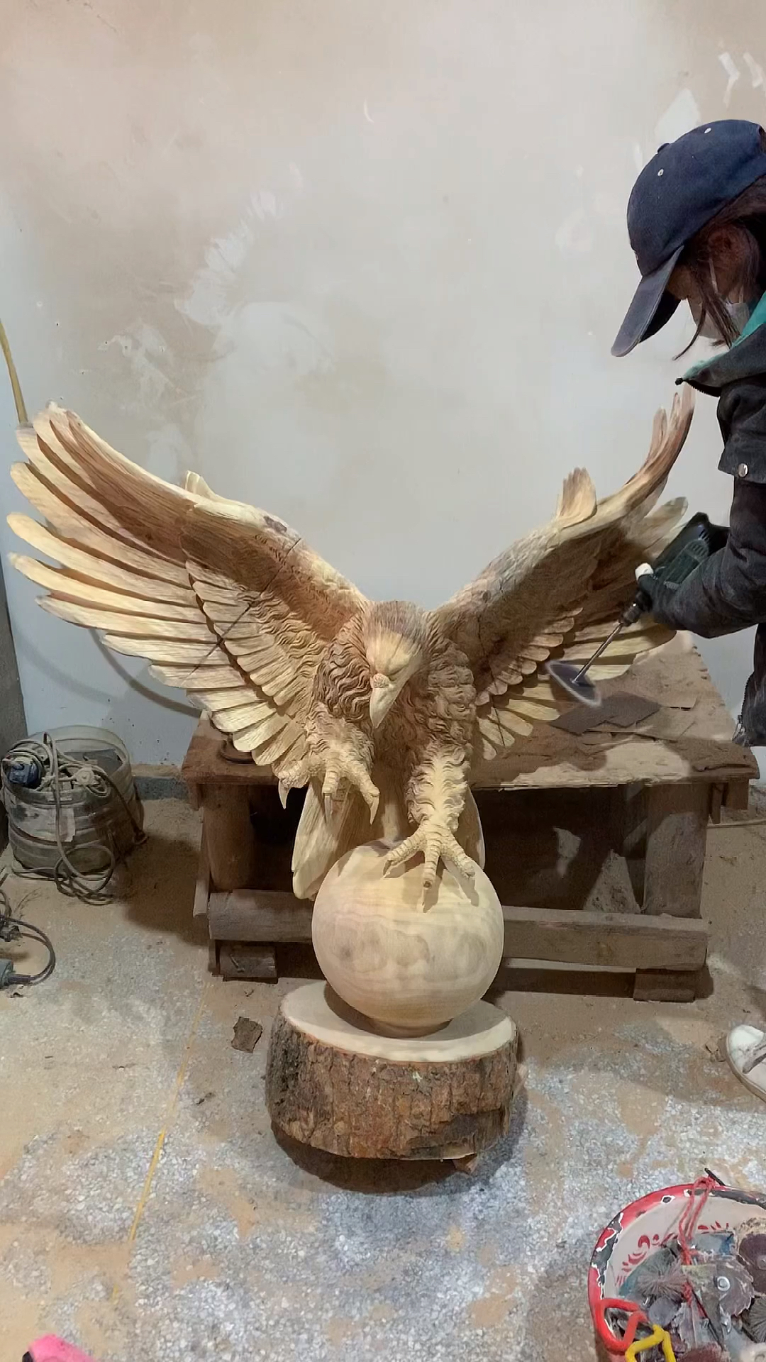 木雕制作过程#木雕工艺品老鹰大展宏图根雕摆件