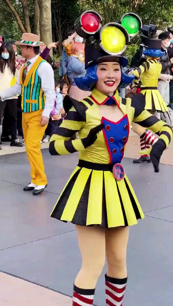 上海迪士尼乐园红绿灯小姐姐是不是很治愈呢?