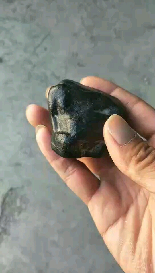 陨石黑美人,强磁,玻璃融壳完整,可惜太小了