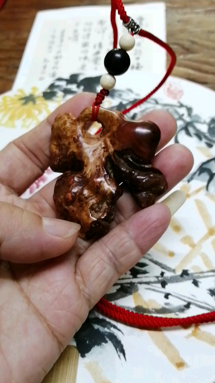 火琉璃陈化料当中的骨料随形吊坠