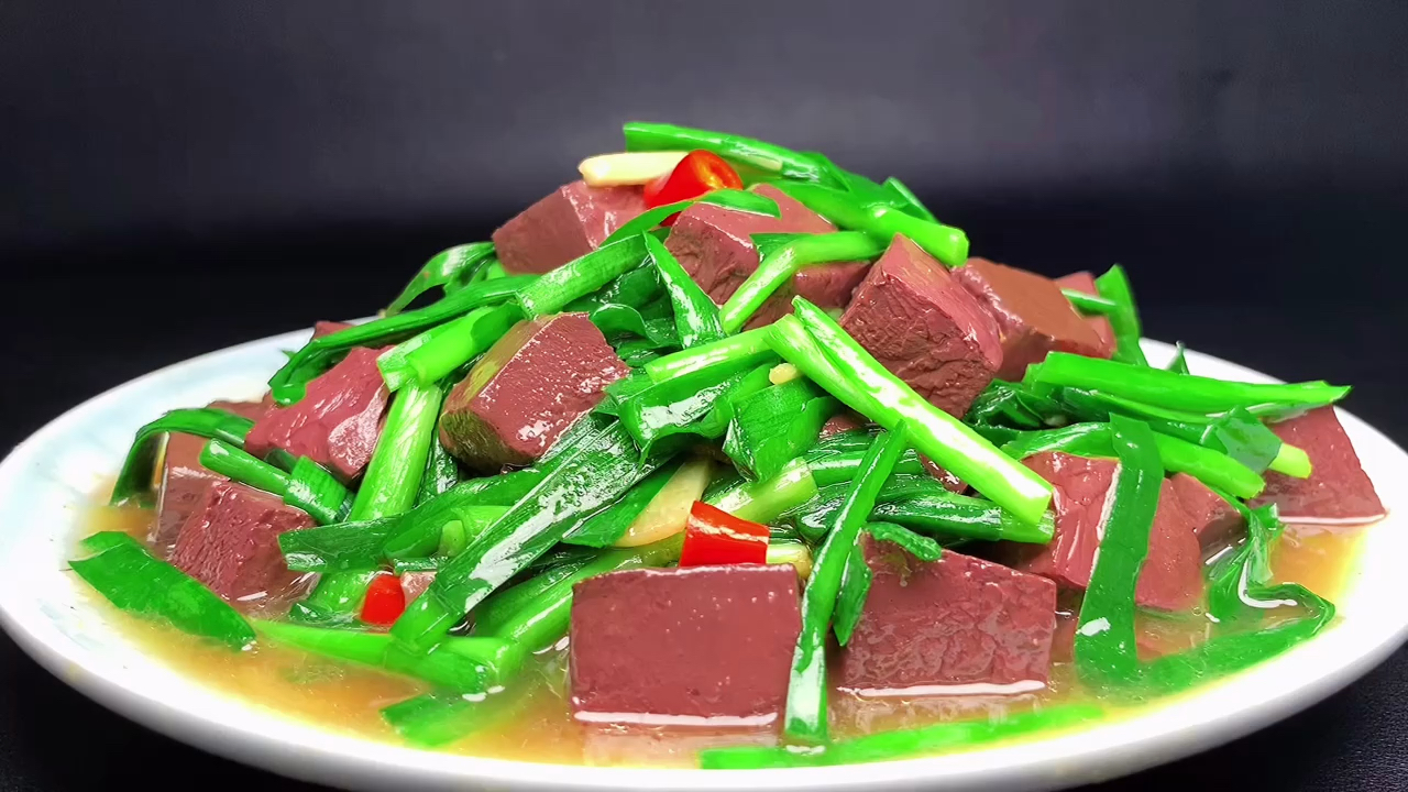 韭菜炒猪血很多人做错了大娘教几个技巧滑嫩鲜香超下饭
