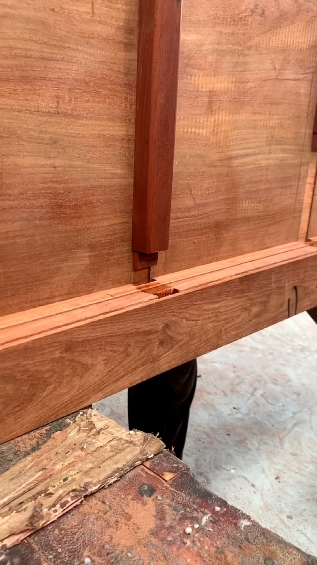 红木家具制作过程#红木家具面板加装穿带榫,让面板能有更好的承重