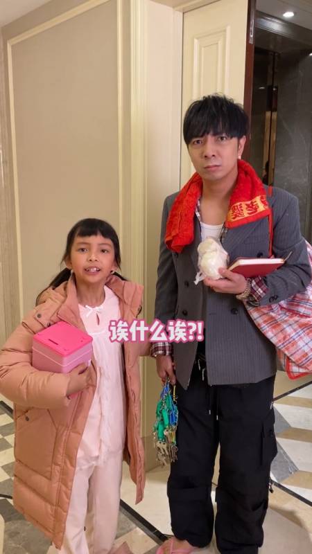 广东夫妇#灵灵八岁就会请爸爸吃饭了,这么好的小棉袄哪里找.