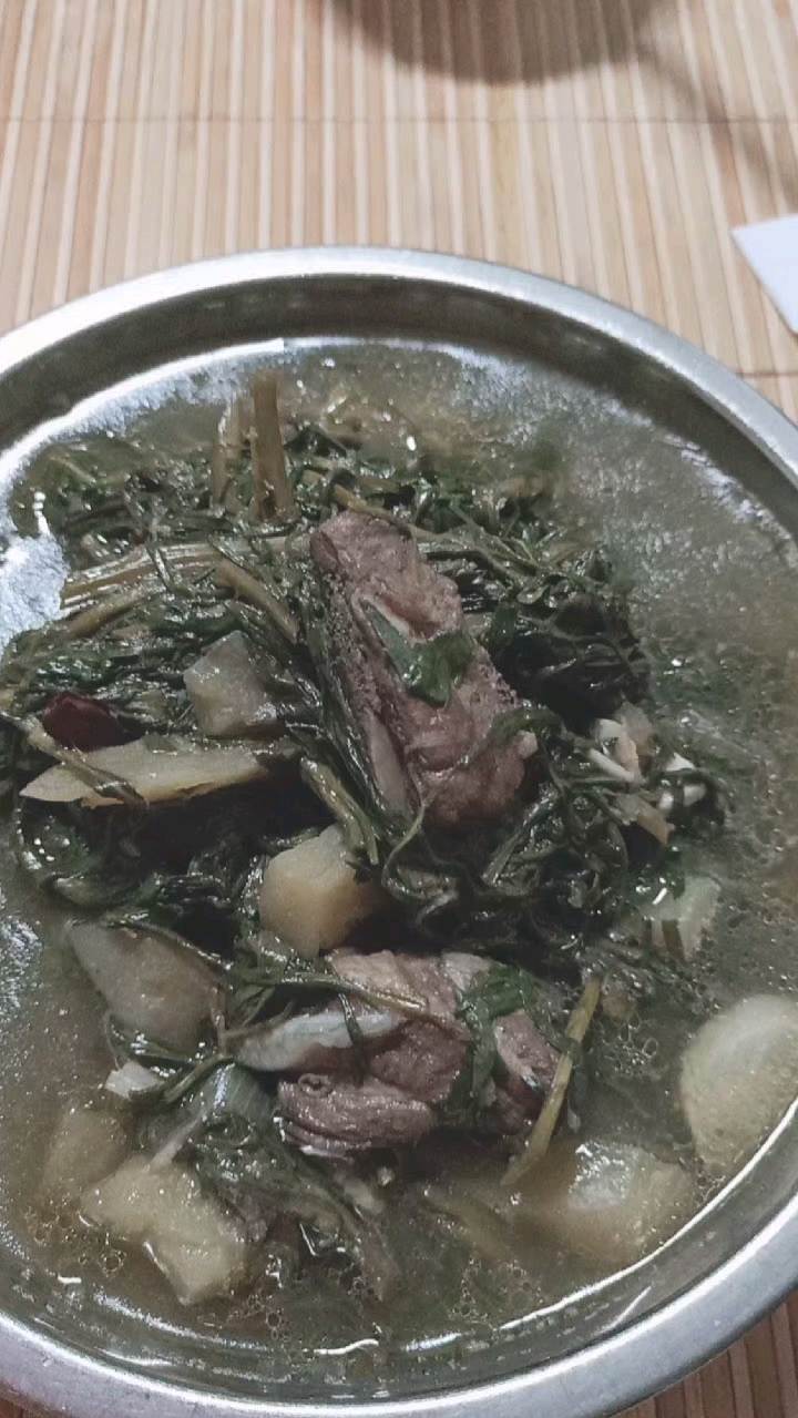 柳蒿芽炖排骨,空气中弥漫着柳蒿的香味!-度小视