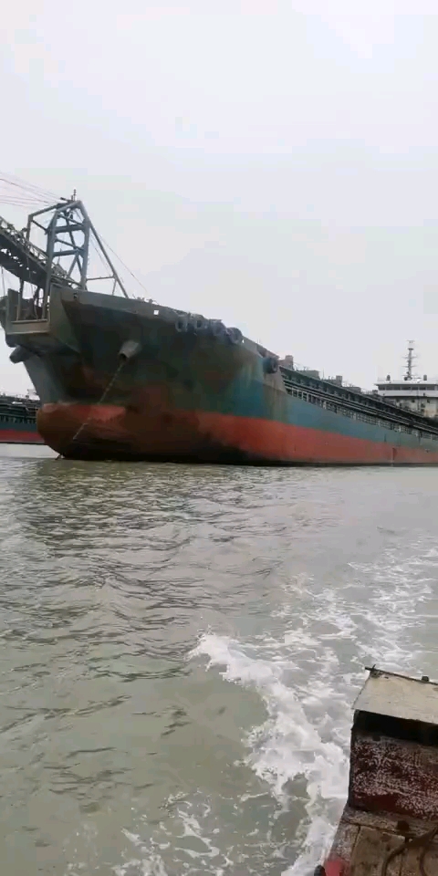 有运沙船的要赶紧去上海签合同,五年的工期,以已经上了几十条船,现在