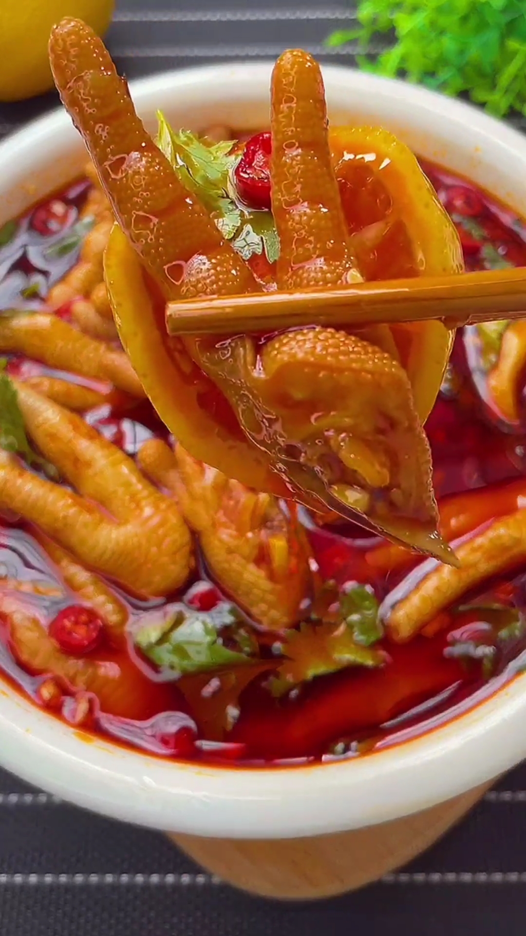 在家做的泰式酸辣柠檬鸡爪,超级入味,酸辣爽口,好吃到停不下来