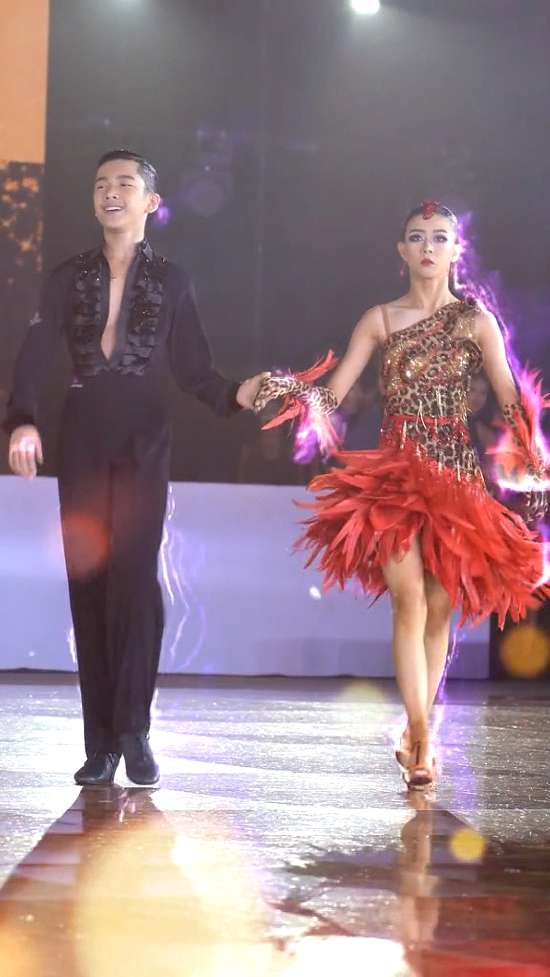 拉丁舞#墨茉组合上台,瞬间迷倒一片,这简直是移动的风景线