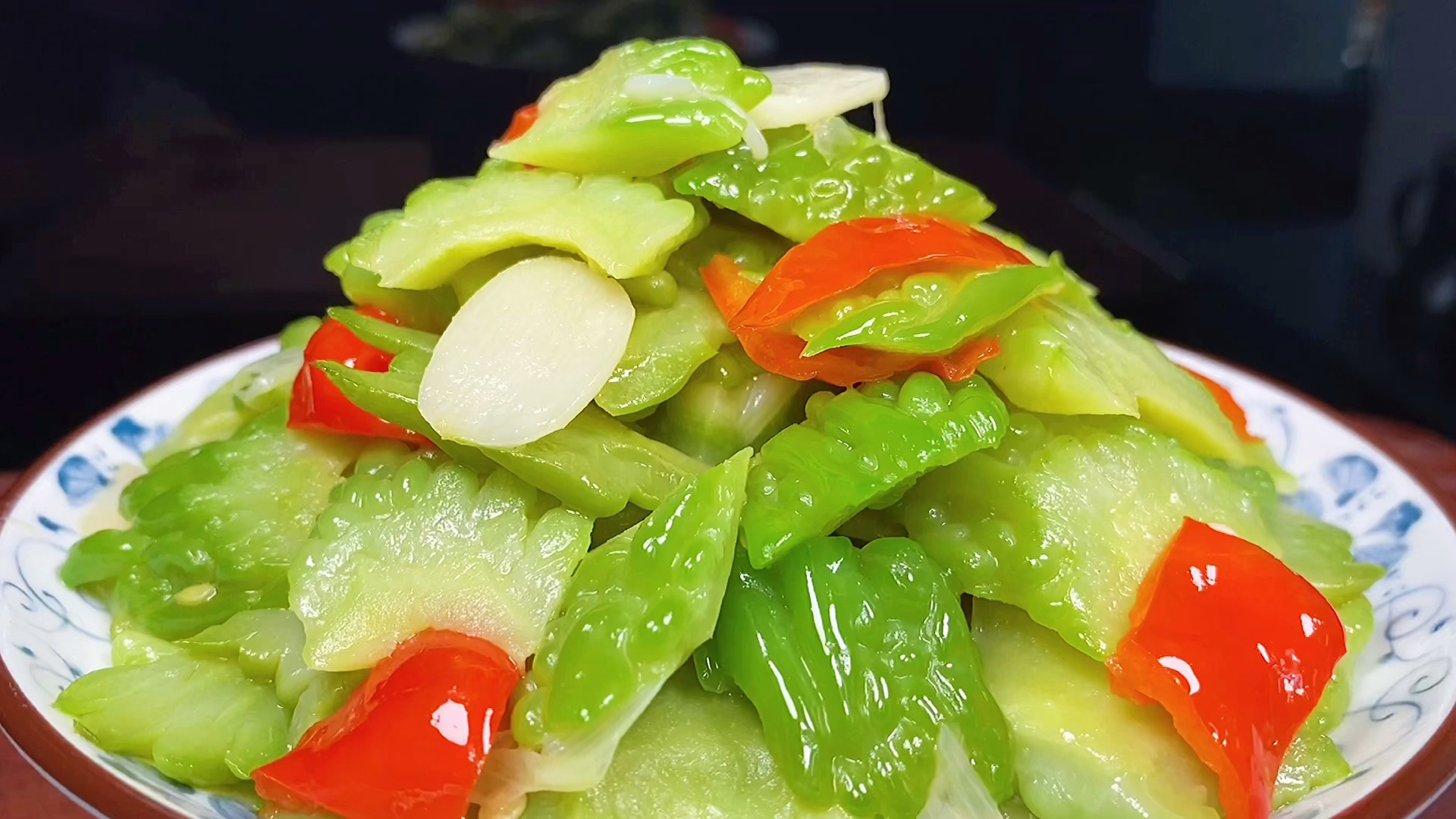 才知道炒苦瓜万万不可先放油教你一招苦瓜翠绿清爽可口