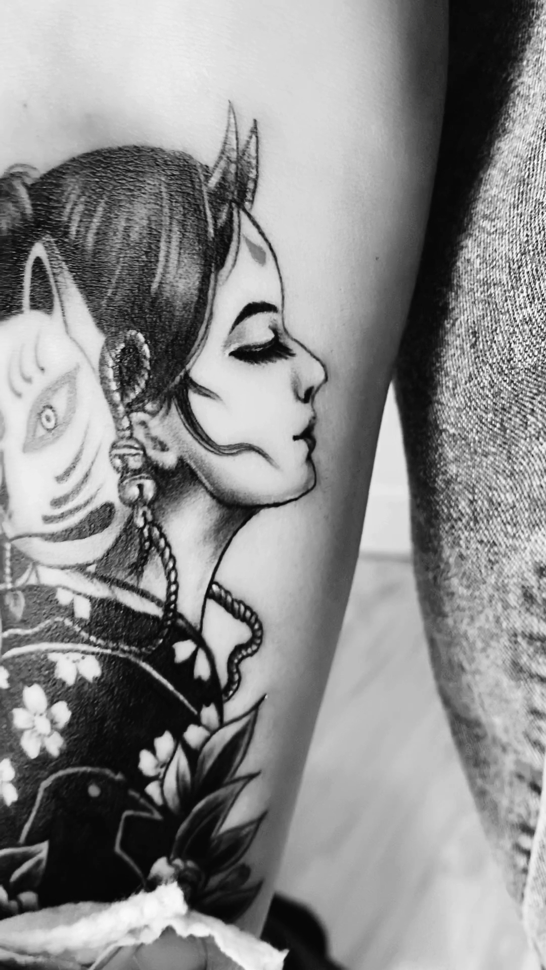 纹身小姐姐的小臂艺妓纹身遮盖旧纹身完成再也看不到原来的字母纹身了