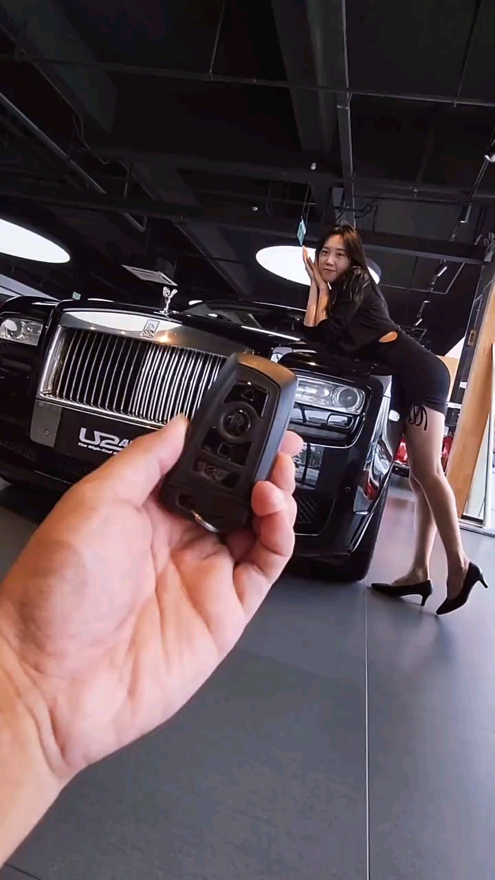 豪车教学第2弹来了:教小姐姐开劳斯莱斯古斯特!我的车爸气十足 豪车