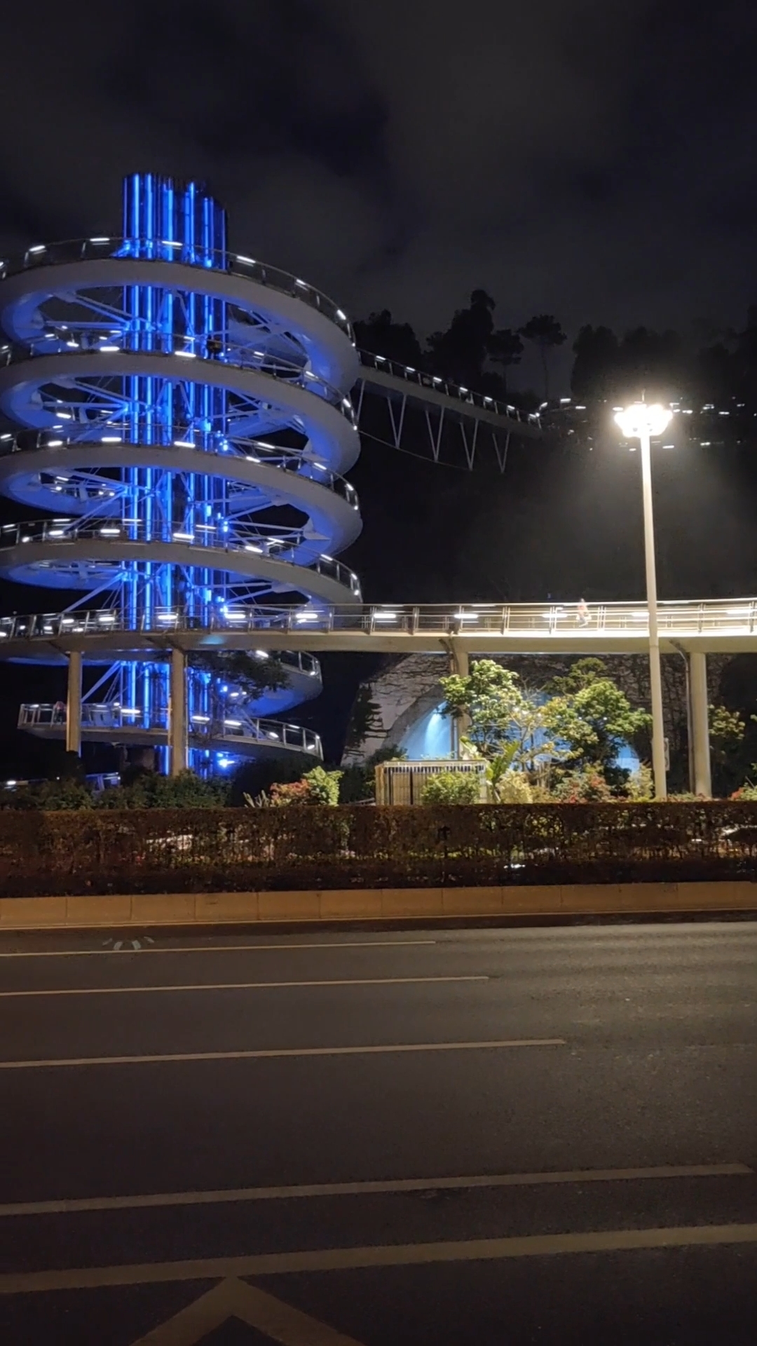 厦门山海健康步道夜景很美,宁静的夜晚被灯光点亮
